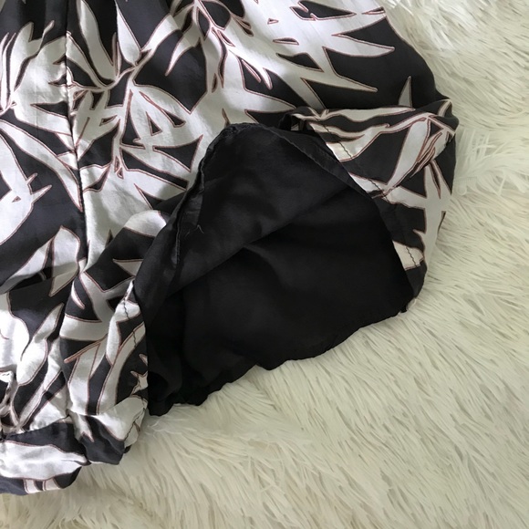 off the shoulder palm romper - Picture 3 of 3